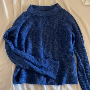 Blå stickad tröja från Pieces - Mysig mörkblå stickad tröja från Pieces i storlek S. Tröjan har en enkel design med rund hals och långa ärmar. Materialet är mjukt och har en lite grov stickad struktur som ger en cool vibe. Lite trasig vid märket men inget som syns när man använder tröjan. 