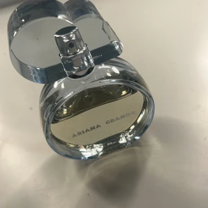 Ariana Grande Cloud 100ml - Jättegod parfym som dessvärre inte kommer till användning. Den är använd några gånger men skulle gissa på att 80ml är kvar! Det vill säga ganska mycket! Nypris ca 700kr!