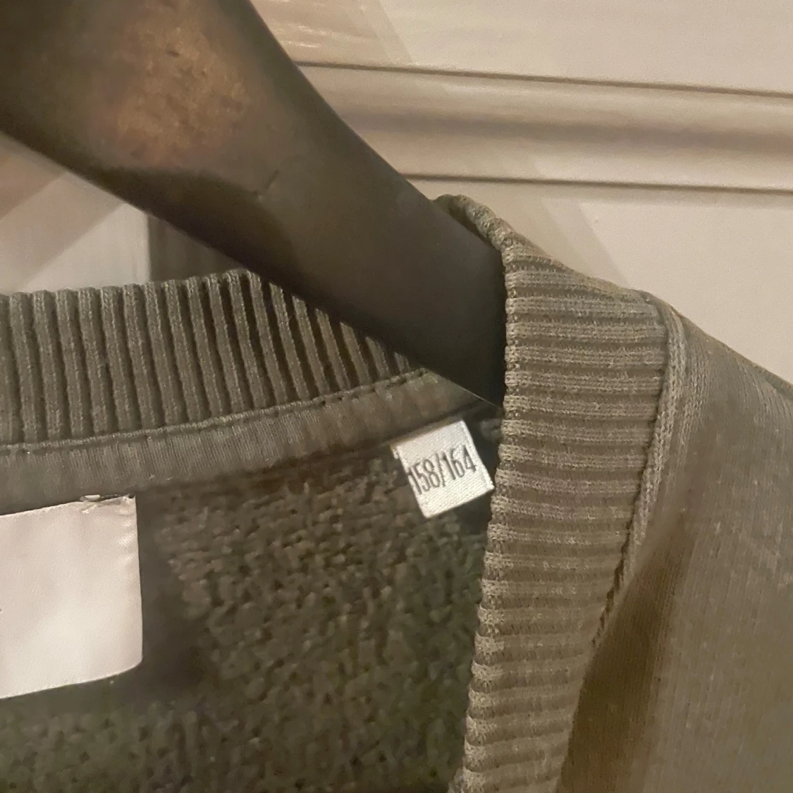 Olivgrön sweatshirt från Les Deux - 1