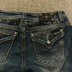 Miss Me jeans - Snygga blå jeans från Miss Me, lågmidjade och boutcut. Midjemått är 41 cm och innebenslängden är 85 cm