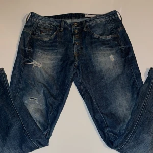 G-star jeans  - Säljer ett par g-star denim jeans med slitningar. Storlek 27w 32l. Jeansen är i princip ny skick och är använd ett få tal gånger. Skriv vid minsta funderingar!