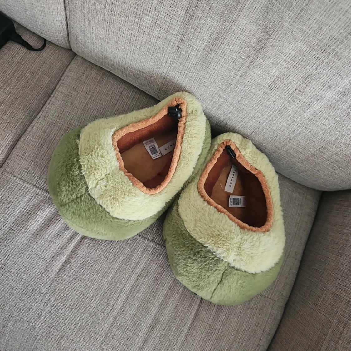 Gröna fluffiga avokado tofflor från Topshop
