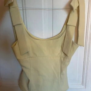 Gul topp - Jättefint skick! Använd max 2 gånger🩷