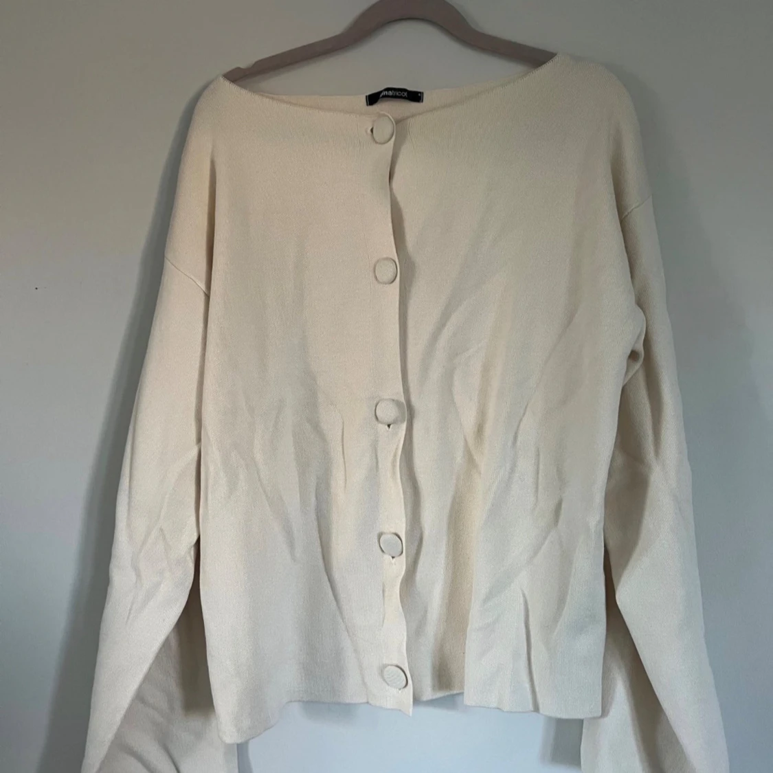 Offwhite finstickad tröja med knappar från Gina