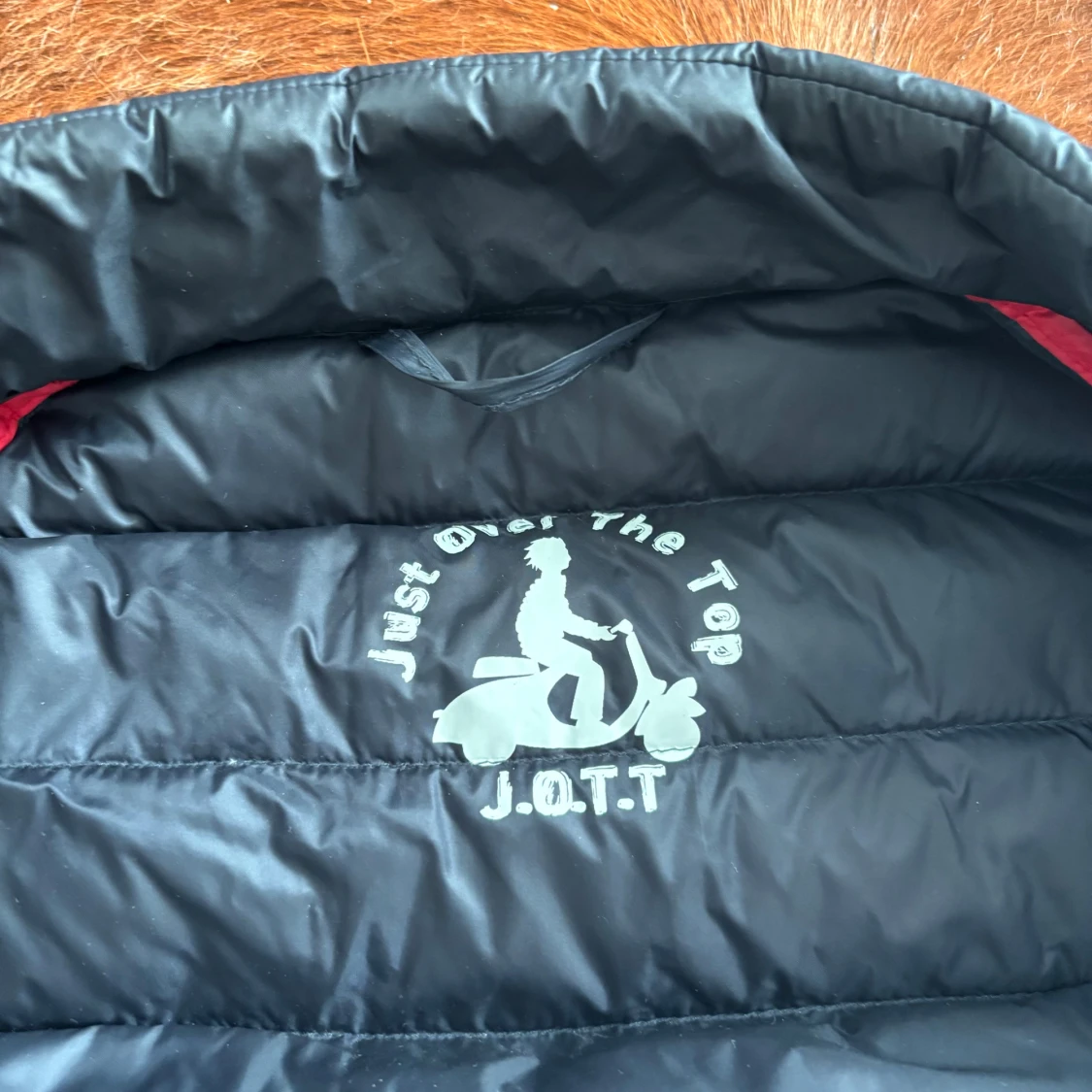 Svart dunväst från JOTT - 2
