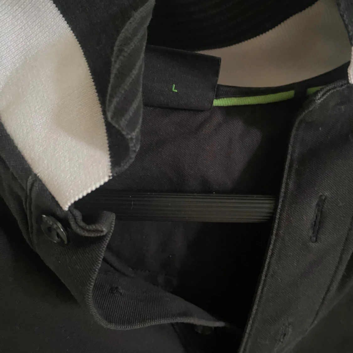 Svart BOSS t-shirt med vit krage - 3