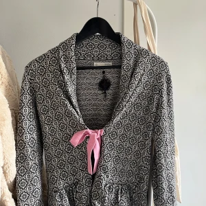 odd molly kofta - Jätte söt odd molly kofta som tyvärr aldrig använts, den har ett mjukt material och en fin passform, skriv för bilder! tror storleken är xs eller s❤️