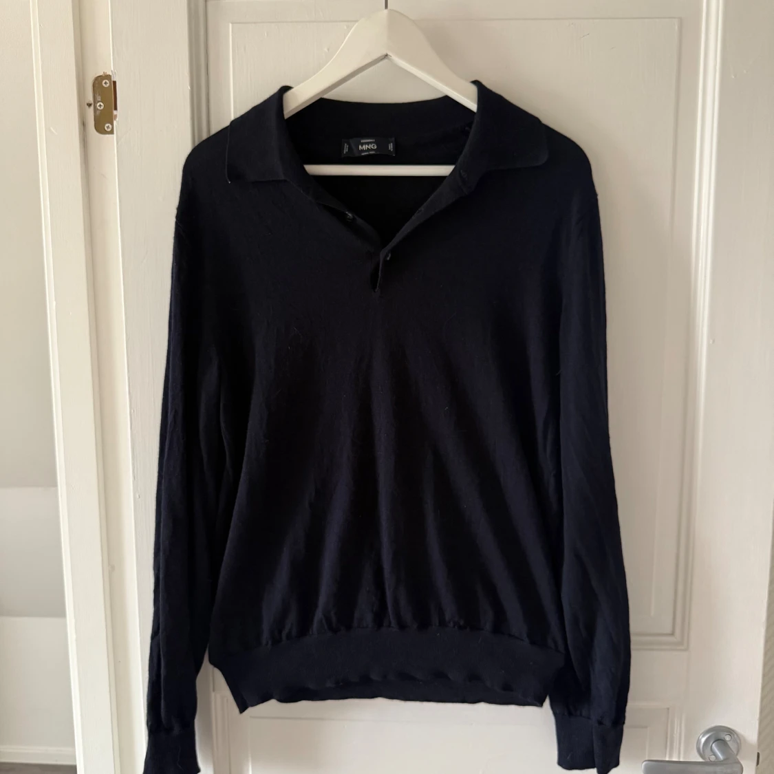 Svart långärmad pikétröja från MNG