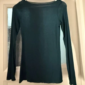 Mörkgrön intimissmi tröja - Mörkgrön intimissmi tröja, storlek S, sista bilden är samma modell men annan färg då färgen på den jag säljer har utgått❣️