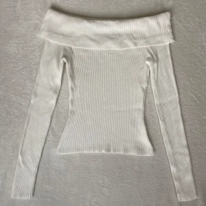 Vit off shoulder tröja - Säljer en vit fin ribbad off shoulder tröja från h&m! Helt ny, har endast andvänt den en gång. Pris kan dirkuteras 💗 Skriv vid intresse!!