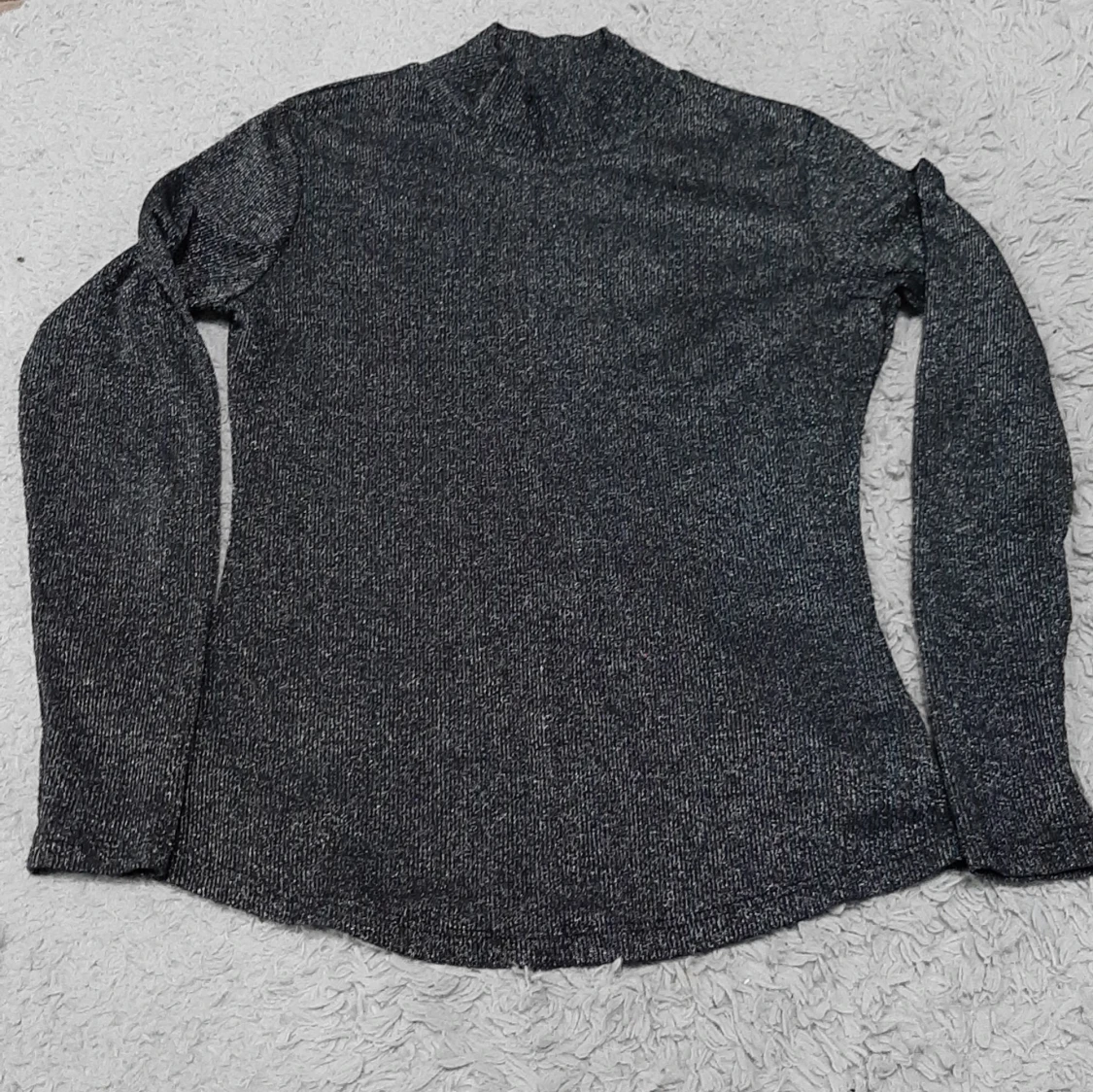 Glittrig svart polotopp från Lindex