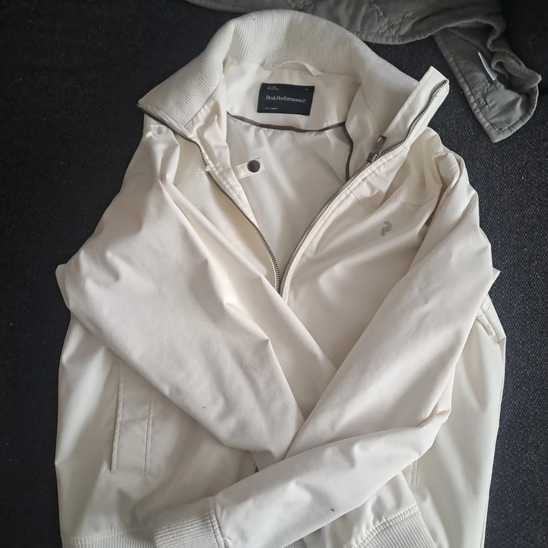 Vit bomberjacka från Peak Performance - 3
