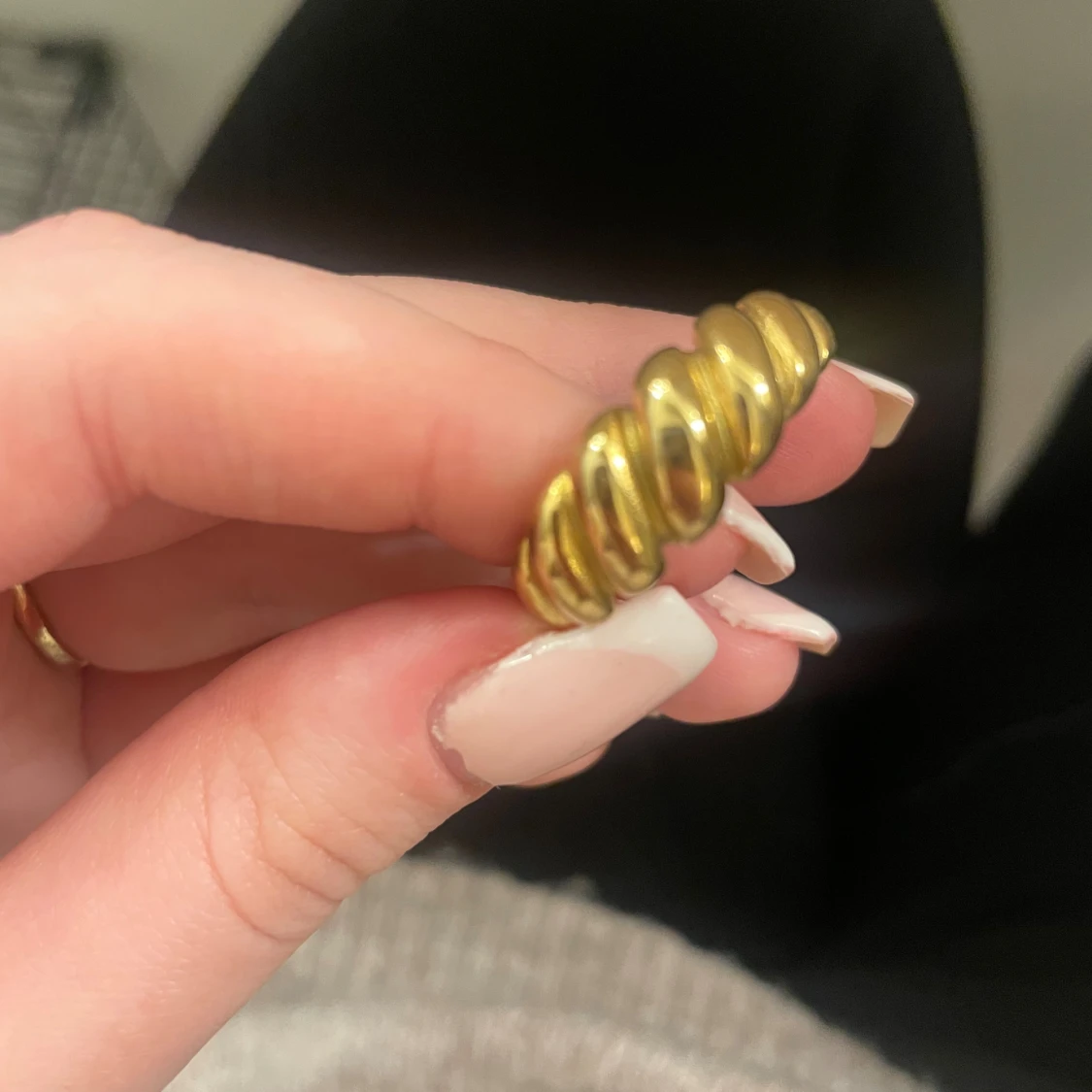 Guldfärgad ring med vriden design - 1