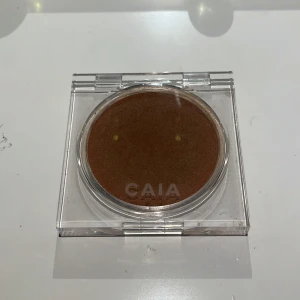 CAIA  - Bronzer från CAIA i nyansen Havana. Kommer i en rund, transparent plastförpackning med lock. Färgen är varm brun med lätt skimrig finish och krämig formula som smälter in i huden. Perfekt för att skapa en solkysst look. Använd ungefär fem gånger. 