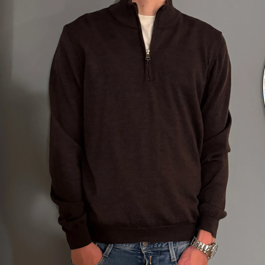 Brun stickad half zip från Oscar Jacobson