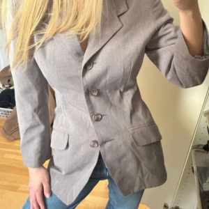 Grå kavaj med knappar och fickor - Snygg grå kavaj i strlk xs 