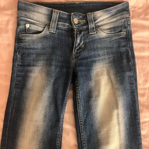 Cheap Monday low waist bootcut jeans blå - Säljer ett par supersnygga blå low waist bootcut jeans från cheap monday med urtvättad look i storlek 23/30! De är i bra skick och säljer endast för att de blivit för korta!!  Priset kan diskuteras och kan också skicka fler bilder på dom om man vill💞💞