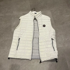 Colmar väst  - Vit väst från Colmar. Storlek 52/L men passar mig som har M! Bara att höra av sig vid frågor! Pris kan diskuteras vid snabb affär!