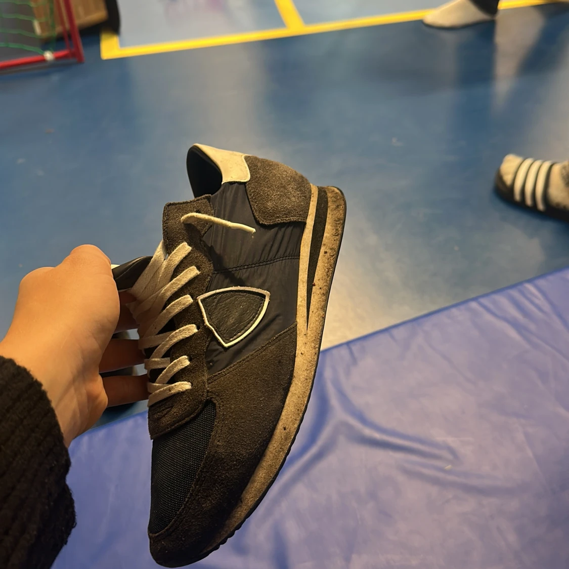 Svarta sneakers med mockadetaljer - 2