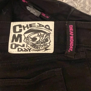 Cheap Monday jeans -  Super snygga cheap mondag jeans köpta på Weekday för 400, helt i nyskick och säljer pga att jag behöver pengar och de inte kommer till användning, st 26/30!💗