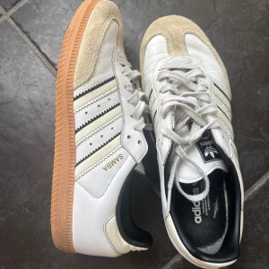 Adidas’s samba  - Säljer då dem inte används längre. I ett helt okej skick. Passar mig som vanligtvis har mellan 37-38