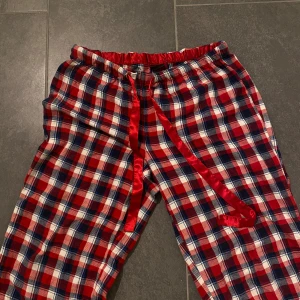 Pyjamasbyxor  - Mysiga mjukisbyxor som är perfekta till vintern!!🥰🥰storleken har åkt bort på lappen men skulle gissa på S men passar nog alla som har storlek xs-M eftersom de är så stretchiga och har snöre.