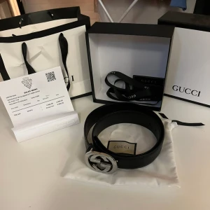Svart gucci bälte - Svart gucci bälte med unikt mönster, alla tillbehör ingår, slitning syns på sista bilden annars är den i perfekt skick