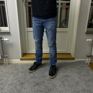 Blåa jeans från jack and jones W29/L30 - Fina jeans från jack and jones i färgen blå. Bra skick 7.5/10! Det ända är att det finns en liten fläck på framsida ben som inte går bort i tvätten, annars är jeansen jätte finna. Storlek W29/L30! Modell skinny Liam. 😀