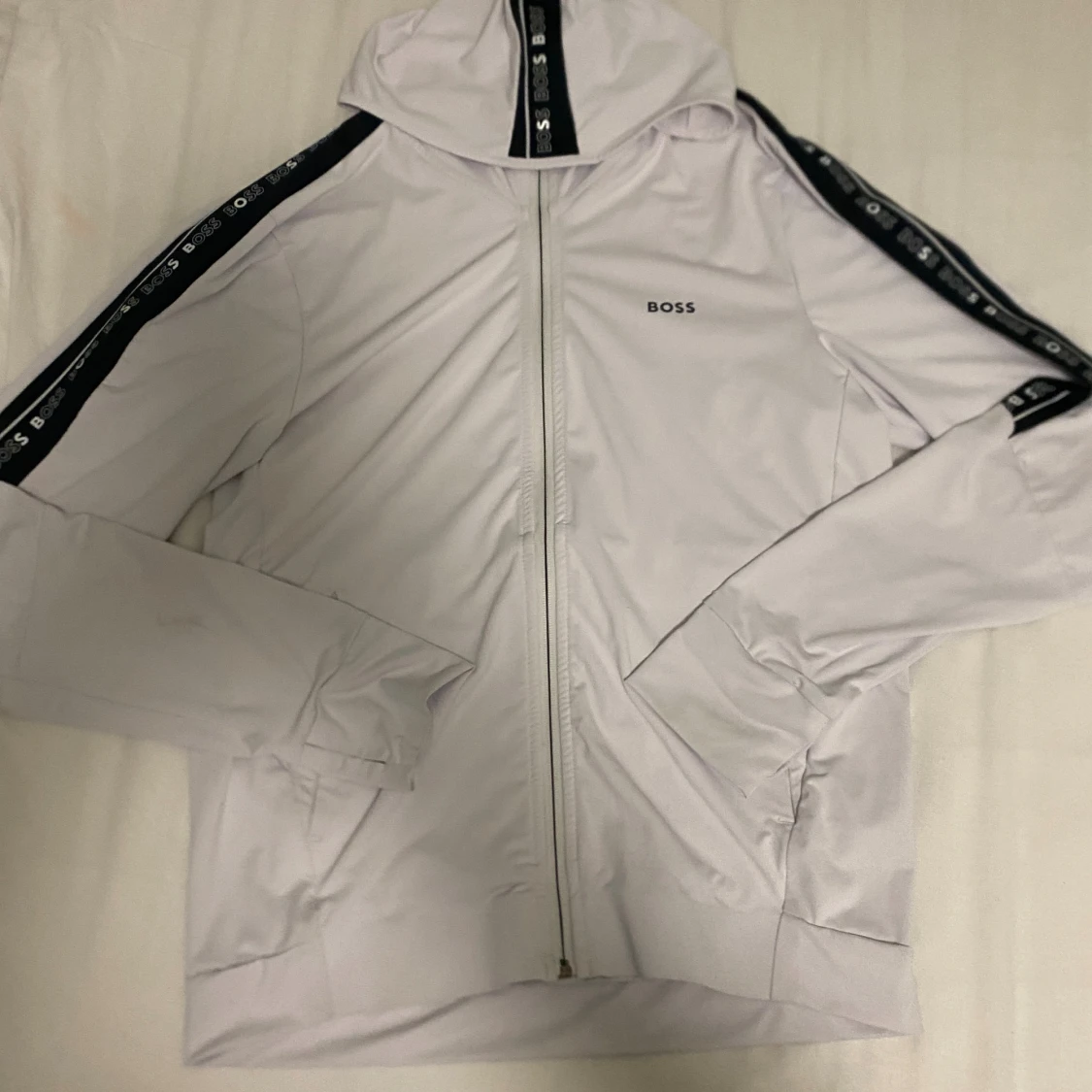 Vit hoodie från BOSS med dragkedja