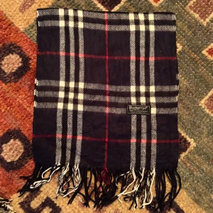 Vintage Burberry Scarf Halsduk - -Riktigt bra skick, knappt använd. Nypris på dessa ligger på runt 5000kr, vilket gör detta till ett sjukt bra pris! Halsduken är gjord i Lamull, och är perfekt inför hösten och den kommande vintern. Anledningen till att det står ”Burberry’s” och inte ”Burberry” på lappen är eftersom halsduken är från några år tillbaka, innan de bytte namn! Om du har någon fråga är det bara att skriva till mig. /elgnce (3)