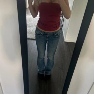 Miss Me blå bootcut jeans - Säljer ett par ljusblå jeans från Miss Me med snygga broderade detaljer på bakfickorna. Jeansen har låg midja och bootcut passform. Jättebra skick.