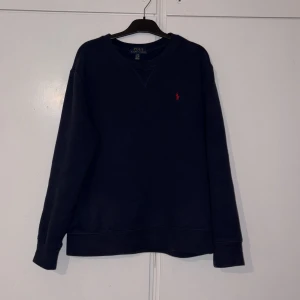 Ralph Lauren Tröja - Säljer en Ralph Lauren tröja i Jättebra skick. Längd 60cm, axelmått 44cm, armlängd 56cm. XS. Passar bra året runt