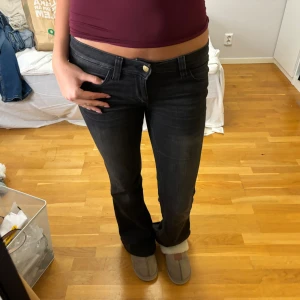 Cheap monday jeans  - Snygga lågmidjade jeans m tvärt från Cheap monday!! Kommer tyvärr inte till användning länge💕