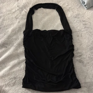 Svart fest topp  från Gina Tricot - Svart fest topp från gina tricot. 