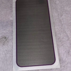 Lysande Skärmskydd till iPhone 14 Plus  - Helt nytt skärmskydd för mobiltelefon. Skyddar effektivt mot repor och stötar. Lysande skärmskydd till iPhone 14 plus, (de lila runt kanterna lyser i mörkret)