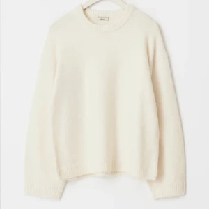 Vit stickad tröja från Gina - Sparsamt använd, har inga defekter.