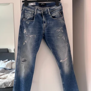Replay jeans anbass - Säljer ett par Replay Anbass jeans i blå tvätt med slitningar. Modellen är slim fit. Nyskick och inga defekter, storlek 29. 