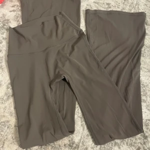 Bruna bootcut leggings från AWYROW - Snygga bruna leggings från AWYROW med bootcut-ben och hög midja. Tillverkade i ett högt kvalité material man känner att det är mjukt mot huden. Var för långa på mig köppta regular  jag är 165 så passar  upp till 175 typ köpta för  500 kr 