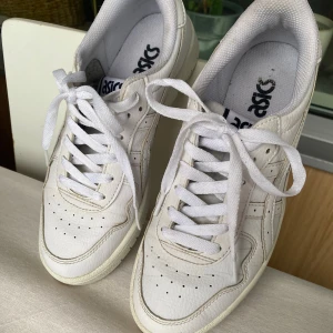 Vita Asics sneakers 38 - Säljer ett par klassiska fräscha vita Asics sneakers i storlek 38. De är nyputsade och snören tvättade! Ek använda mycket alls. Mer bilder kan skickas.