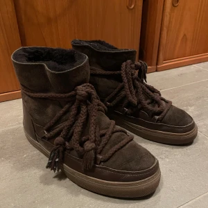 Bruna Inuikii boots - Jätte sköna och snygga!! Köpte för ungefär 1/2 år sedan och de är i väldigt bra form. Nypris 2900kr. Pris kan diskuteras men ungefär runt 2000kr