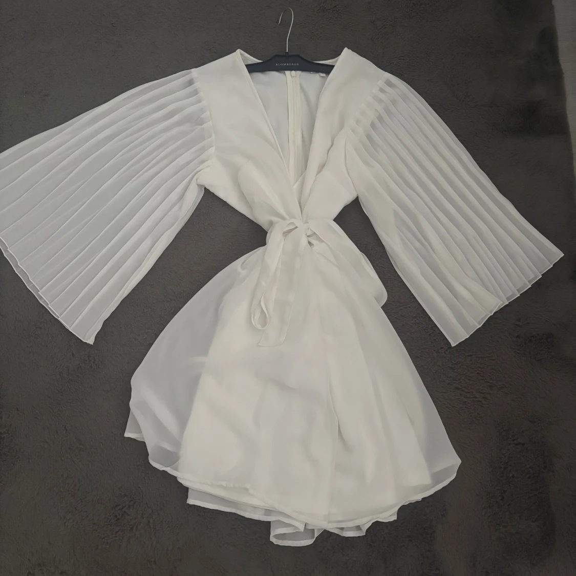 Vit omlottklänning från Bubbleroom