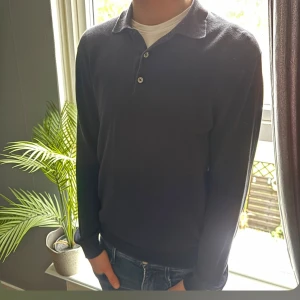 Stickad Piké tröja - Skön marinblå Pikétröja från Bläck i storlek S. Tröjan är i fint skick och är perfekt för en Chill look!✅