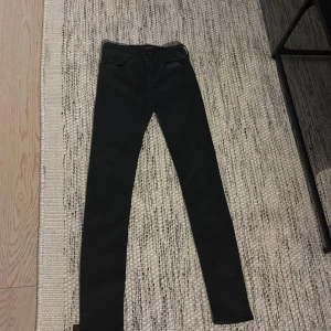 Svarta replay jeans - Säljer nu ett par feta replay jeans, Färg|⚫️ Storlek| W27-L30 Modell| New Luz hyperflex- skinny fit.        Priset är ej hugget i , säljer på grund av att dem ej passar mig! Hör av er vid minsta fundering!