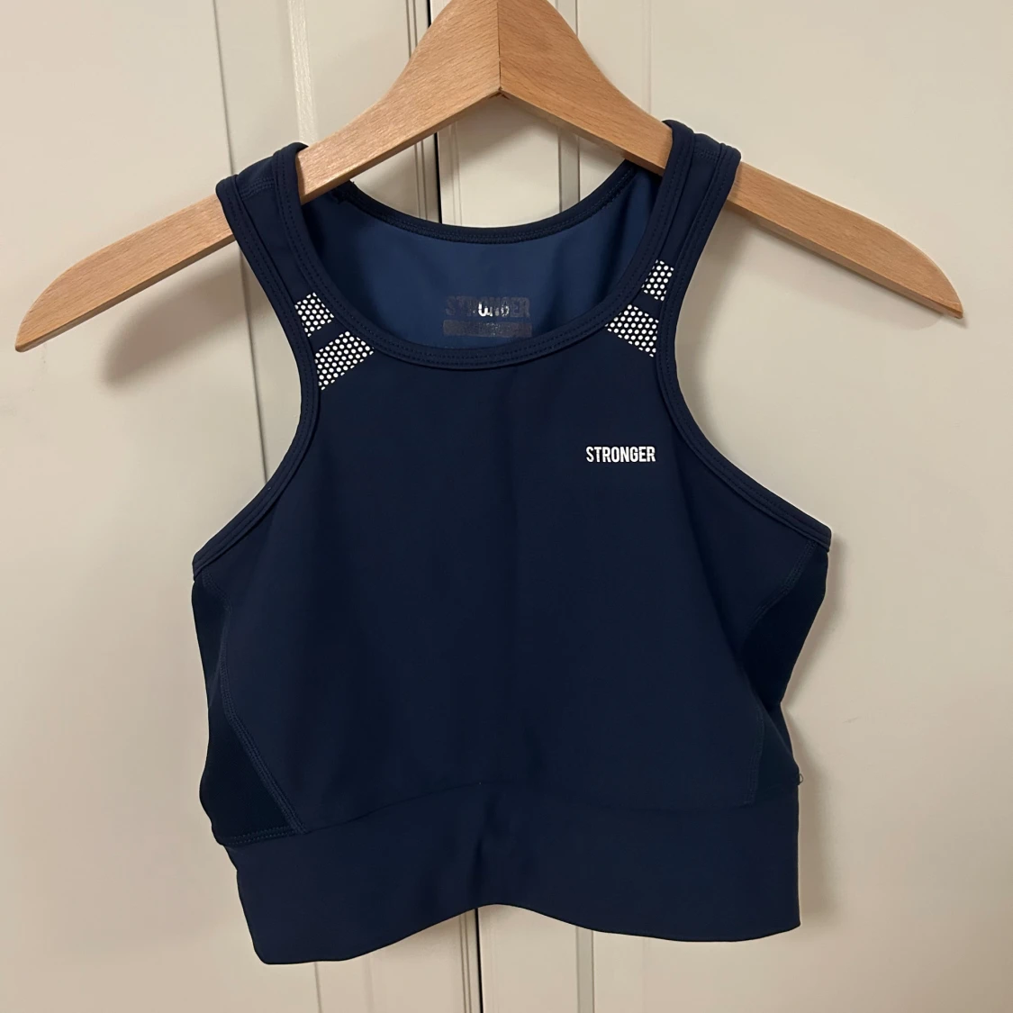 Marinblå linnetopp från Stronger