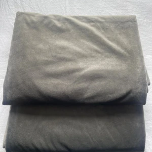 sammetgardiner - Säljer ett par grå gardiner i mjuk och skön sammet. köpta på jysk