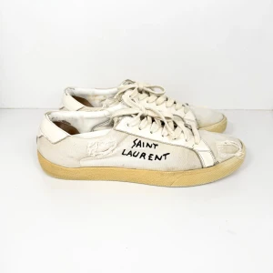 Saint Laurent SL/06 Distressed Sneaker - Saint Laurent court classics med sliten design. Skick: 7/10, se bild 5. Retail: 8,000 SEK.