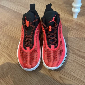 Nike Jordan 36 basket / inneskor - Säljer ett par Jordan 36 basketskor (funkar till andra sporter också). Skorna är fungerar väl och är i ett väldigt bra skick. Skorna är bra för dig som vill prestera bra i din sport.