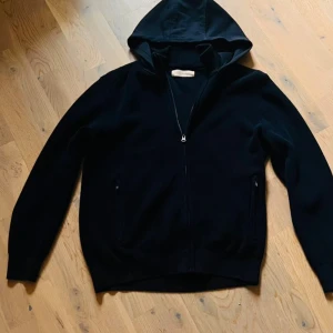 Sayless cardigan  - Sayless cardigan helt ny. storlek M lätt att styla med Pris 700kr