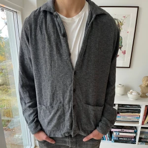 Grå långärmad kofta - Snygg grå kofta från Xacus. Perfekt färg inför höst/vintern. Snygg att ha ovanför andra lite tjockare tröjor eller t-shirts. Säljer för endast 200 kronor!