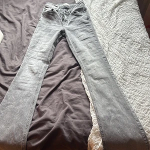 Jeans - Gråa jeans mid waist bootcut, kan tyvärr inte vissa på för dem är för små